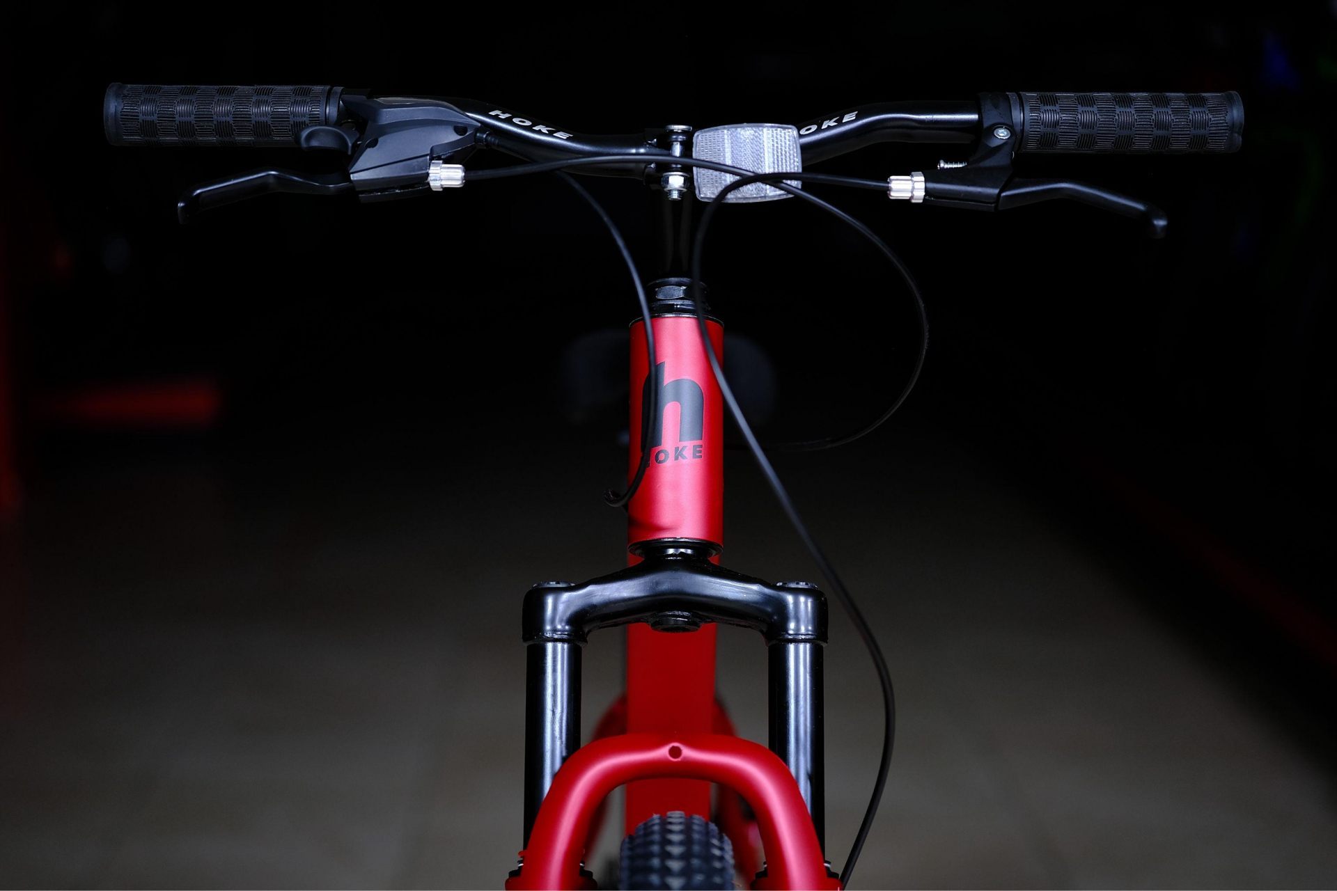 Амортизационная пружинная вилка
 HOKE ONE WAY 24 матовый красный-чёрный