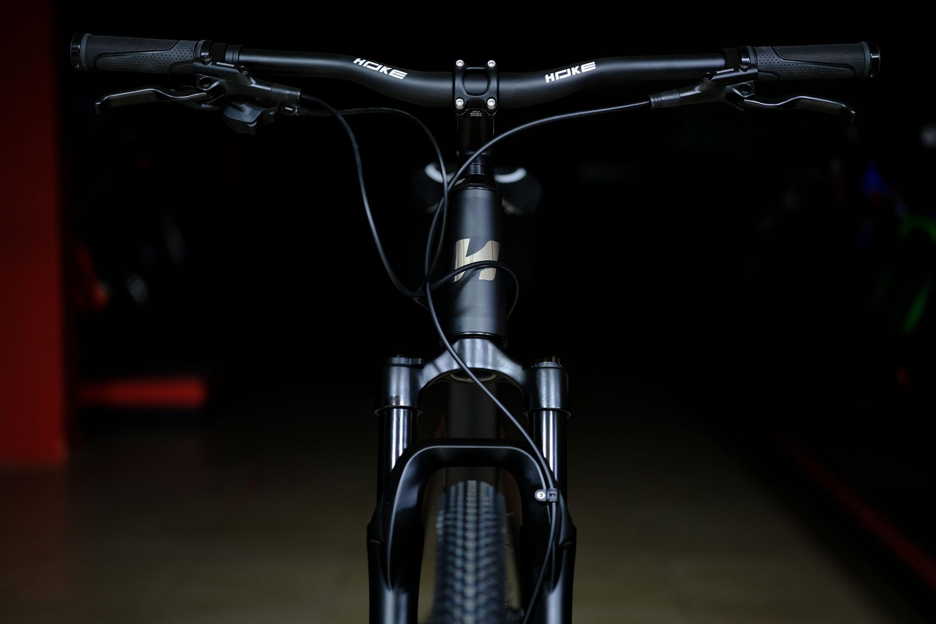 Вилка амортизационная Boost GTMRK 368 TA HLO под ось 15mm
 HOKE 9 Way 29 HD матовый чёрный 23