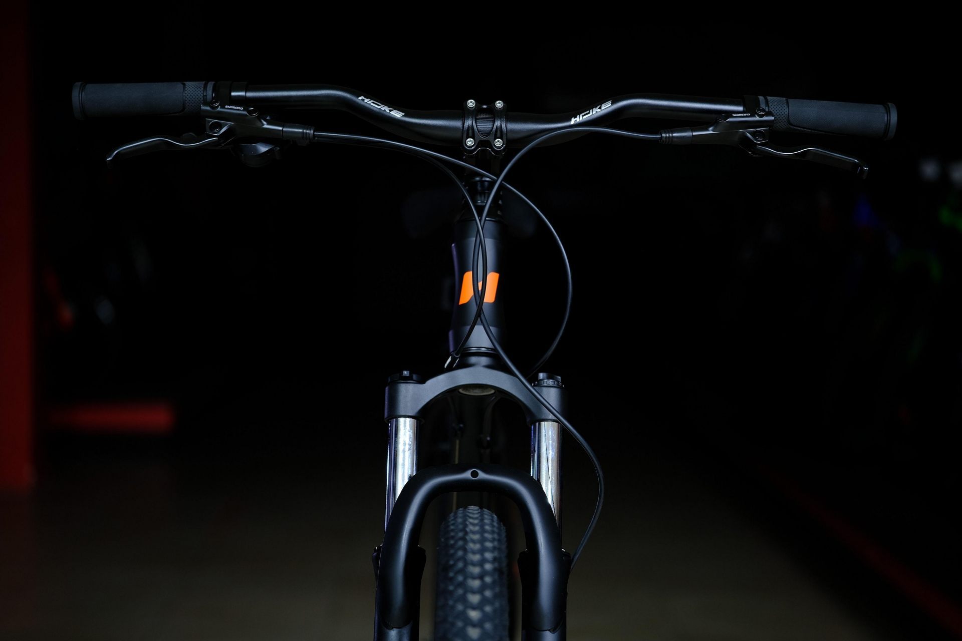 Вилка пружинно-эластомерная 100 mm с алюминиевой короной с функцией регулировки и блокировки хода (механическая блокировка MLO)
 HOKE 4 Way 29 HD матовый чёрный-оранжевый 19